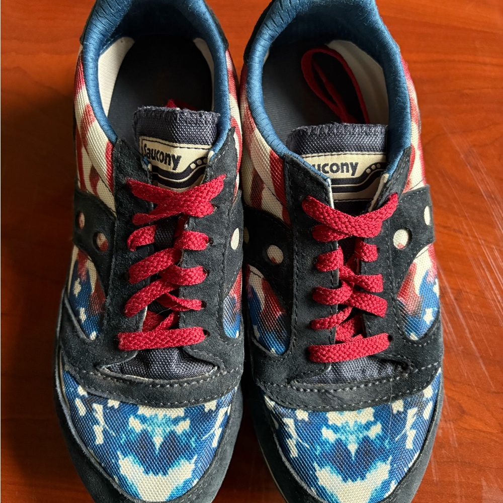 Saucony women’s sneakers - Red, white and navy.